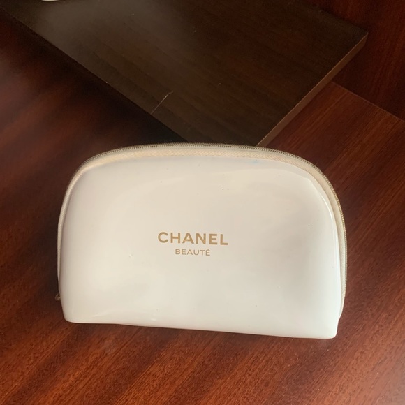 CHANEL cosmetic bag. red stain of lipstick inside.Last photos.  good Condition. - Picture 7 of 11